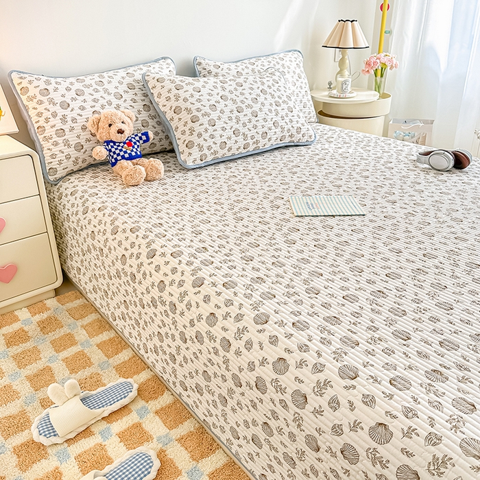 91家纺网 家纺一手货源 找家纺 橘夏家纺2025新款双层纱小云棉多功能床盖-亲密无间 贝壳秘境--卡贝