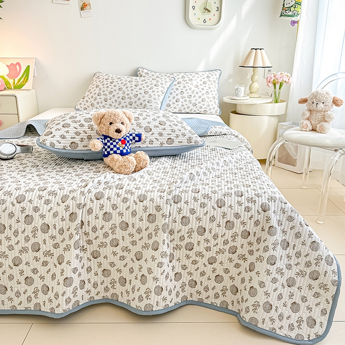 91家纺网 家纺一手货源 找家纺 橘夏家纺2025新款双层纱小云棉多功能床盖-亲密无间 贝壳秘境--卡贝