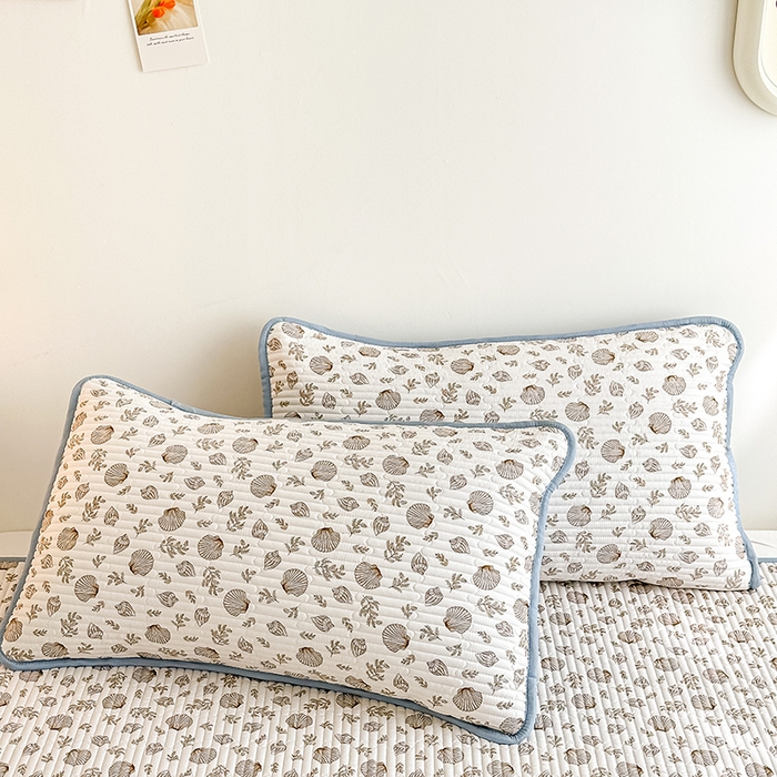 91家纺网 家纺一手货源 找家纺 橘夏家纺2025新款双层纱小云棉多功能床盖-亲密无间 贝壳秘境--卡贝