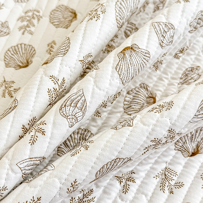 91家纺网 家纺一手货源 找家纺 橘夏家纺2025新款双层纱小云棉多功能床盖-亲密无间 贝壳秘境--卡贝