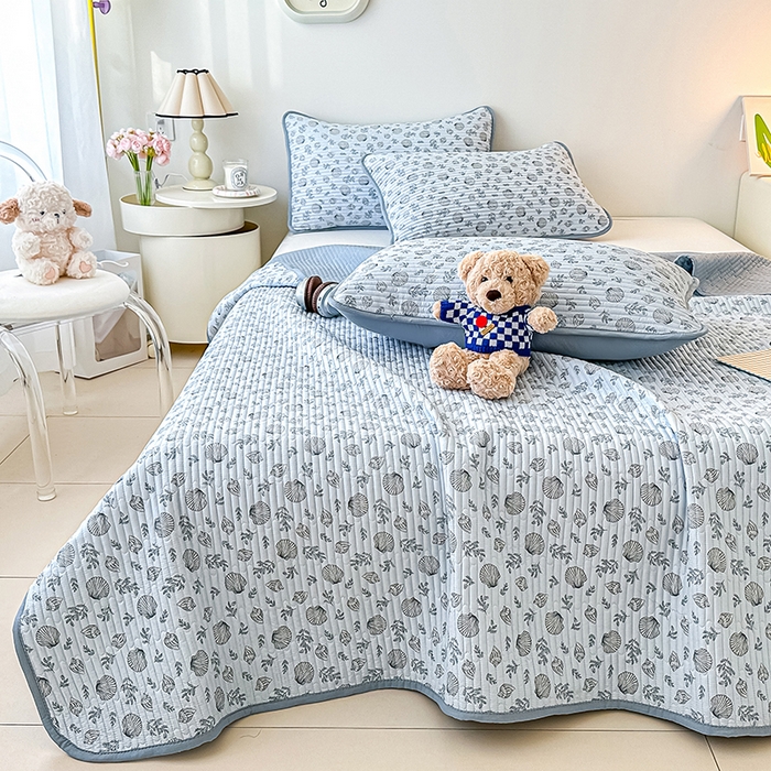 91家纺网 家纺一手货源 找家纺 橘夏家纺2025新款双层纱小云棉多功能床盖-亲密无间 贝壳秘境--蓝贝