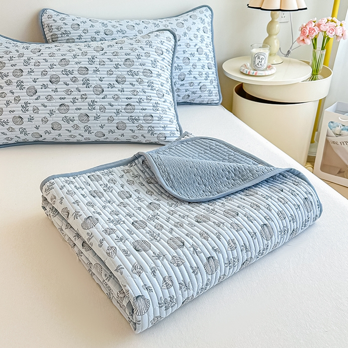 91家纺网 家纺一手货源 找家纺 橘夏家纺2025新款双层纱小云棉多功能床盖-亲密无间 贝壳秘境--蓝贝