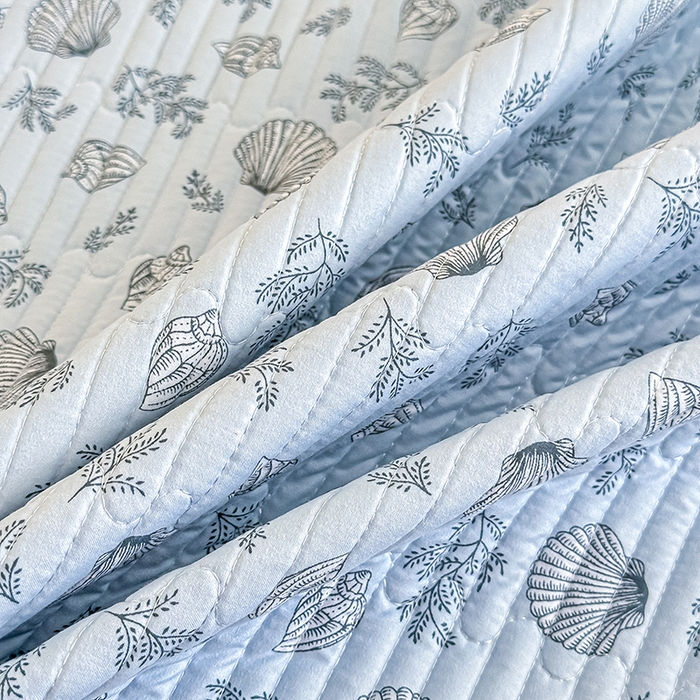 91家纺网 家纺一手货源 找家纺 橘夏家纺2025新款双层纱小云棉多功能床盖-亲密无间 贝壳秘境--蓝贝