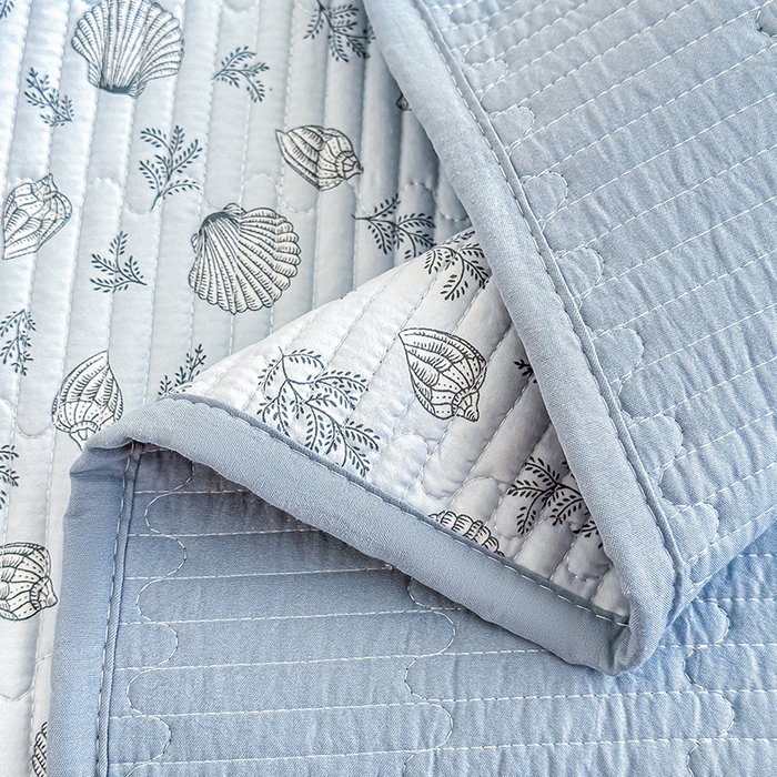 91家纺网 家纺一手货源 找家纺 橘夏家纺2025新款双层纱小云棉多功能床盖-亲密无间 贝壳秘境--蓝贝