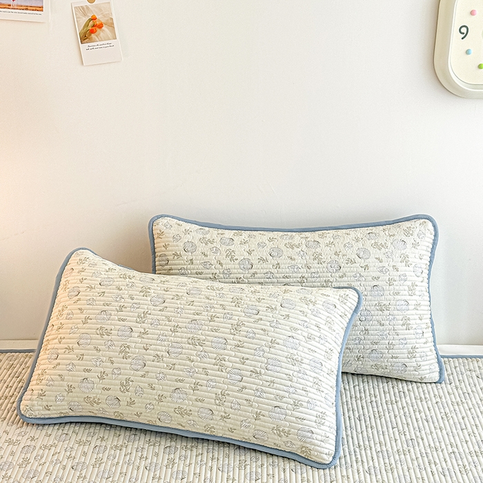 91家纺网 家纺一手货源 找家纺 橘夏家纺2025新款双层纱小云棉多功能床盖-亲密无间 贝壳秘境--米贝