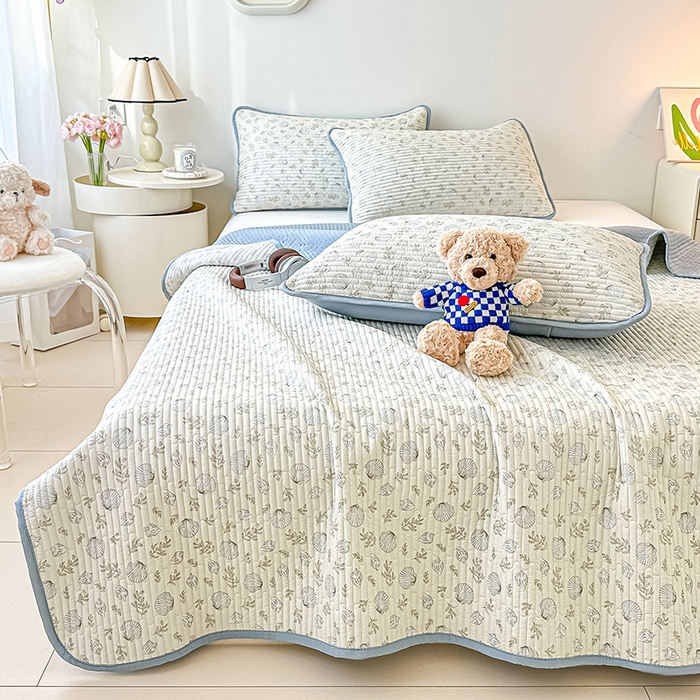 91家纺网 家纺一手货源 找家纺 橘夏家纺2025新款双层纱小云棉多功能床盖-亲密无间 贝壳秘境--米贝