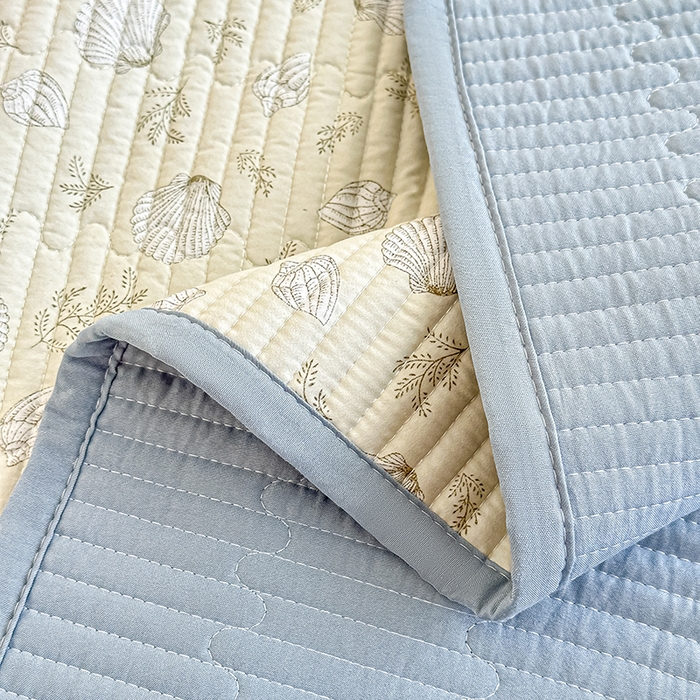 91家纺网 家纺一手货源 找家纺 橘夏家纺2025新款双层纱小云棉多功能床盖-亲密无间 贝壳秘境--米贝