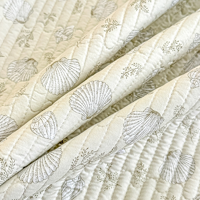 91家纺网 家纺一手货源 找家纺 橘夏家纺2025新款双层纱小云棉多功能床盖-亲密无间 贝壳秘境--米贝