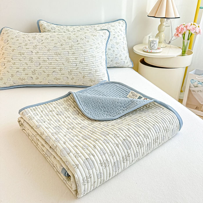 91家纺网 家纺一手货源 找家纺 橘夏家纺2025新款双层纱小云棉多功能床盖-亲密无间 贝壳秘境--米贝