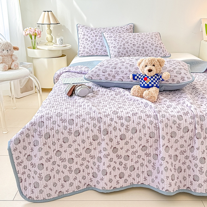 91家纺网 家纺一手货源 找家纺 橘夏家纺2025新款双层纱小云棉多功能床盖-亲密无间 贝壳秘境--紫贝