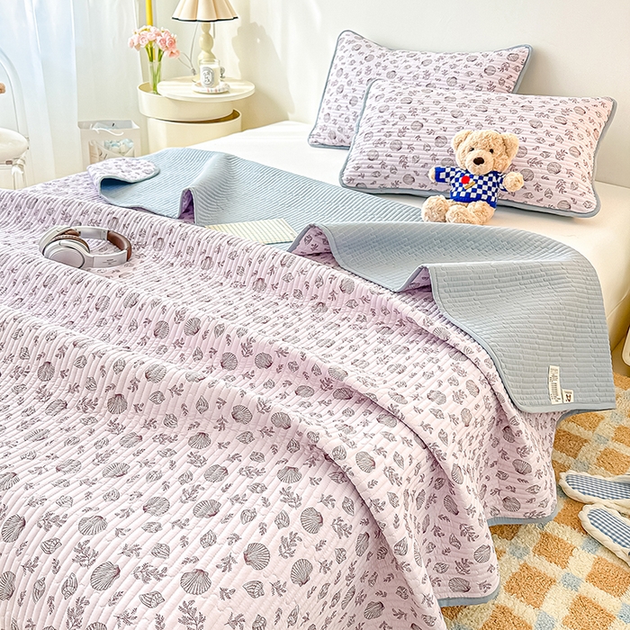 91家纺网 家纺一手货源 找家纺 橘夏家纺2025新款双层纱小云棉多功能床盖-亲密无间 贝壳秘境--紫贝