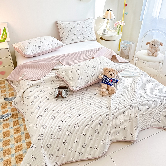 91家纺网 家纺一手货源 找家纺 橘夏家纺2025新款双层纱小云棉多功能床盖-亲密无间 熊宝--米白熊宝