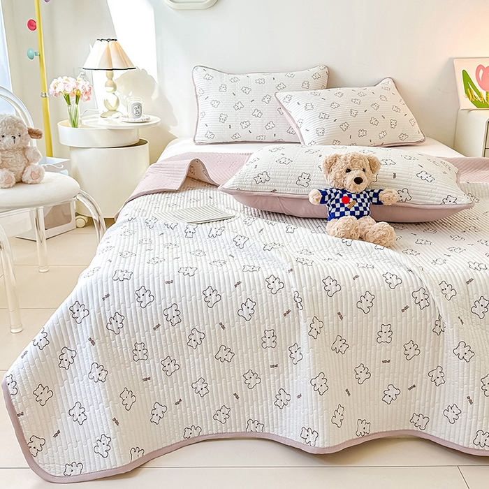 91家纺网 家纺一手货源 找家纺 橘夏家纺2025新款双层纱小云棉多功能床盖-亲密无间 熊宝--米白熊宝