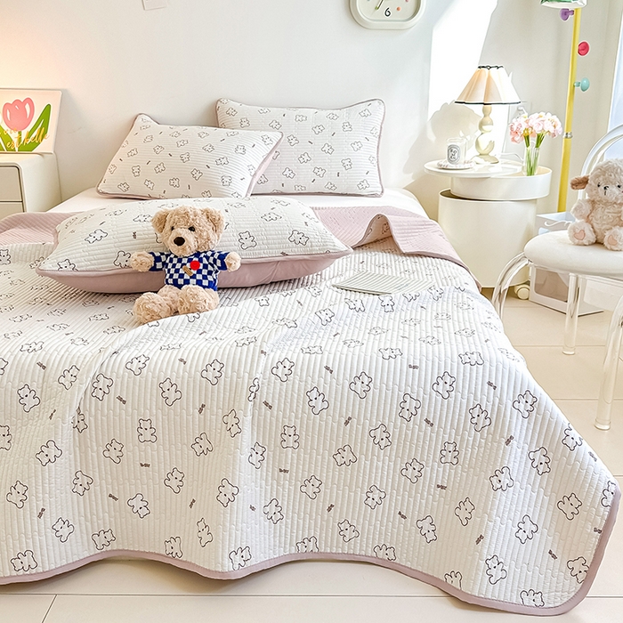 91家纺网 家纺一手货源 找家纺 橘夏家纺2025新款双层纱小云棉多功能床盖-亲密无间 熊宝--米白熊宝