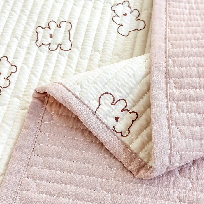 91家纺网 家纺一手货源 找家纺 橘夏家纺2025新款双层纱小云棉多功能床盖-亲密无间 熊宝--米白熊宝