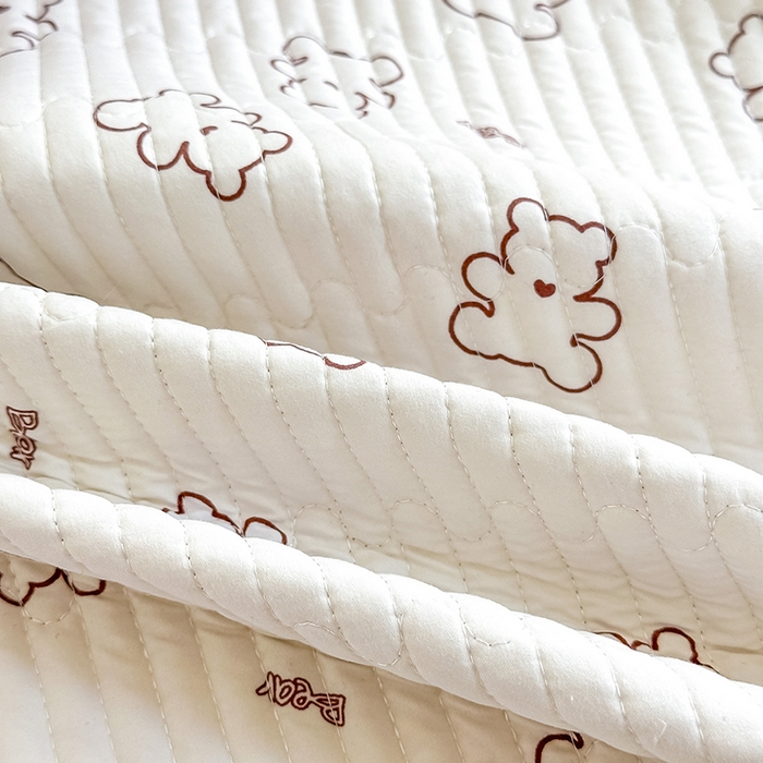 91家纺网 家纺一手货源 找家纺 橘夏家纺2025新款双层纱小云棉多功能床盖-亲密无间 熊宝--米白熊宝