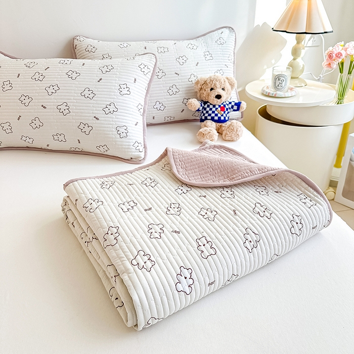 91家纺网 家纺一手货源 找家纺 橘夏家纺2025新款双层纱小云棉多功能床盖-亲密无间 熊宝--米白熊宝