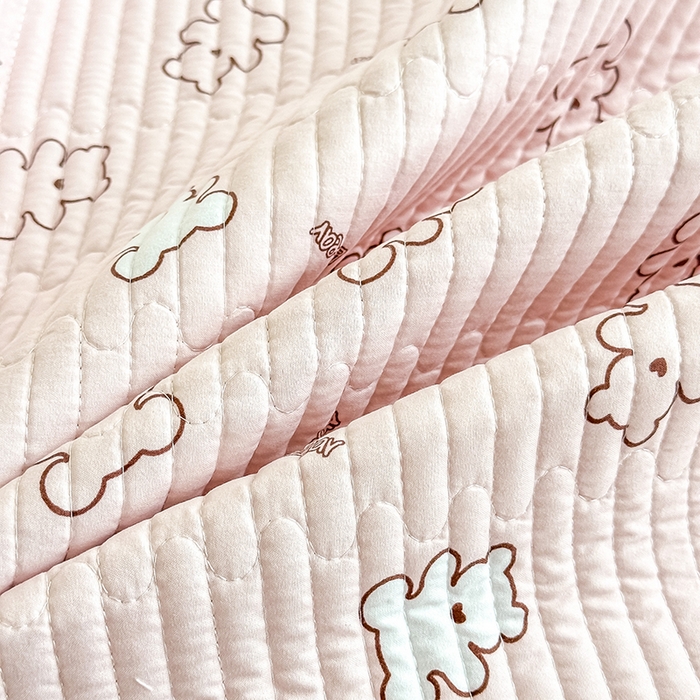 91家纺网 家纺一手货源 找家纺 橘夏家纺2025新款双层纱小云棉多功能床盖-亲密无间 熊宝--暖玉熊宝