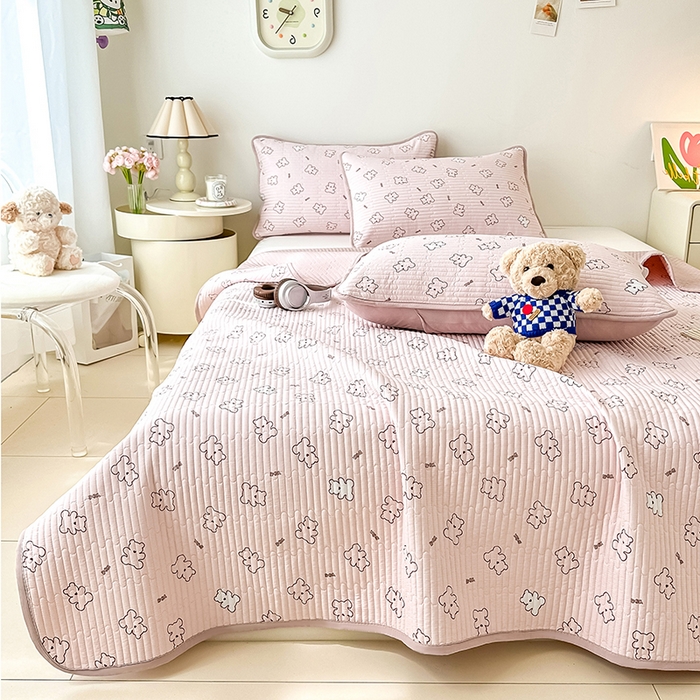 91家纺网 家纺一手货源 找家纺 橘夏家纺2025新款双层纱小云棉多功能床盖-亲密无间 熊宝--暖玉熊宝