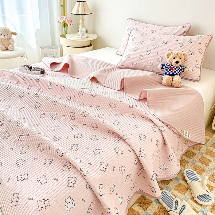 91家纺网 家纺一手货源 找家纺 橘夏家纺2025新款双层纱小云棉多功能床盖-亲密无间 熊宝--暖玉熊宝