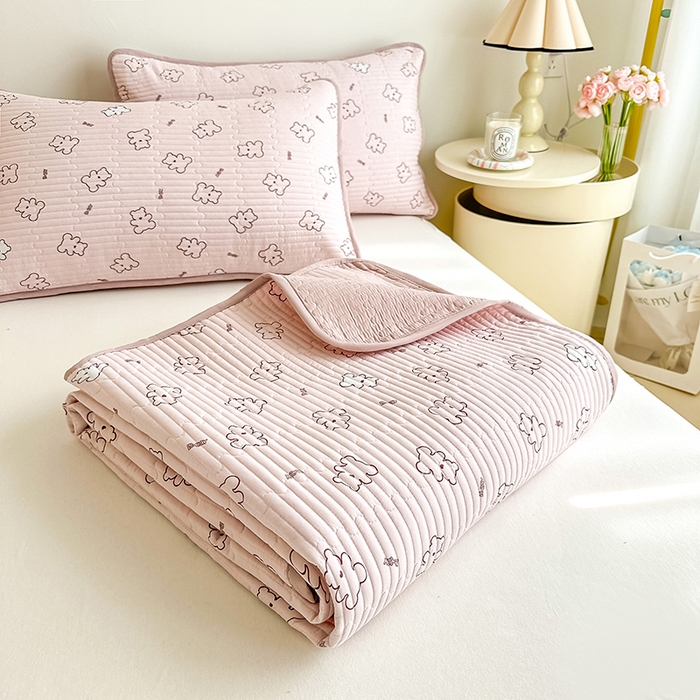 91家纺网 家纺一手货源 找家纺 橘夏家纺2025新款双层纱小云棉多功能床盖-亲密无间 熊宝--暖玉熊宝