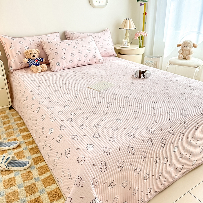 91家纺网 家纺一手货源 找家纺 橘夏家纺2025新款双层纱小云棉多功能床盖-亲密无间 熊宝--暖玉熊宝