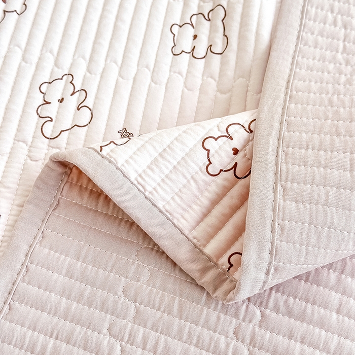 91家纺网 家纺一手货源 找家纺 橘夏家纺2025新款双层纱小云棉多功能床盖-亲密无间 熊宝--暖玉熊宝