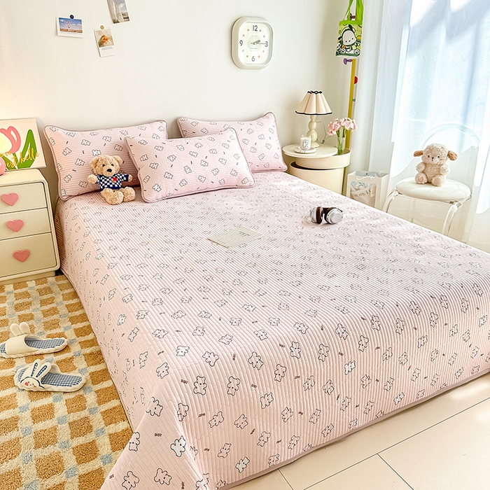 91家纺网 家纺一手货源 找家纺 橘夏家纺2025新款双层纱小云棉多功能床盖-亲密无间 熊宝--暖玉熊宝