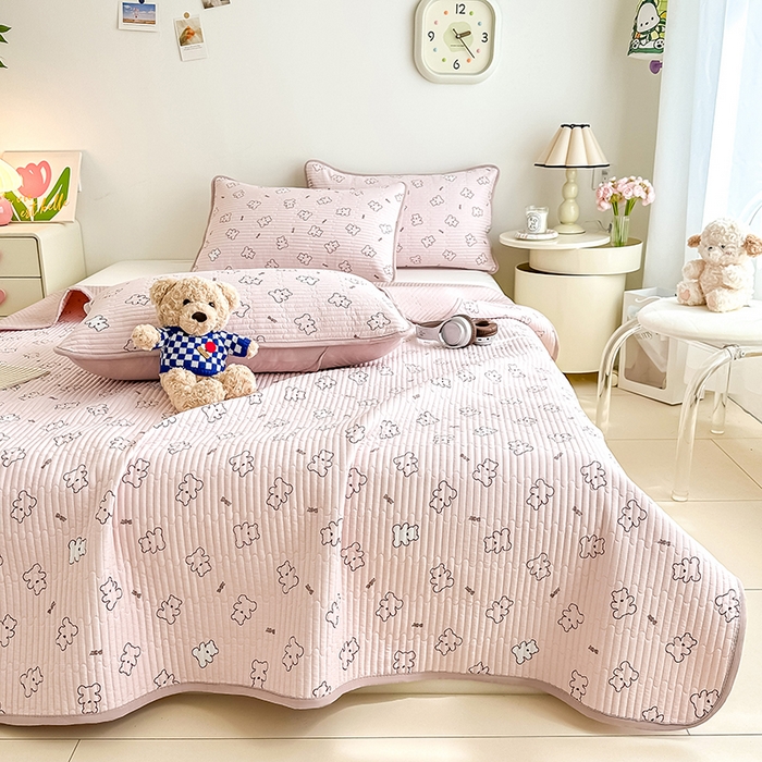 91家纺网 家纺一手货源 找家纺 橘夏家纺2025新款双层纱小云棉多功能床盖-亲密无间 熊宝--暖玉熊宝