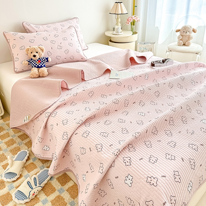 91家纺网 家纺一手货源 找家纺 橘夏家纺2025新款双层纱小云棉多功能床盖-亲密无间 熊宝--暖玉熊宝