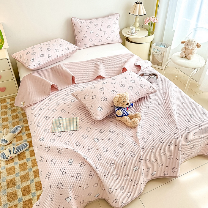 91家纺网 家纺一手货源 找家纺 橘夏家纺2025新款双层纱小云棉多功能床盖-亲密无间 熊宝--暖玉熊宝