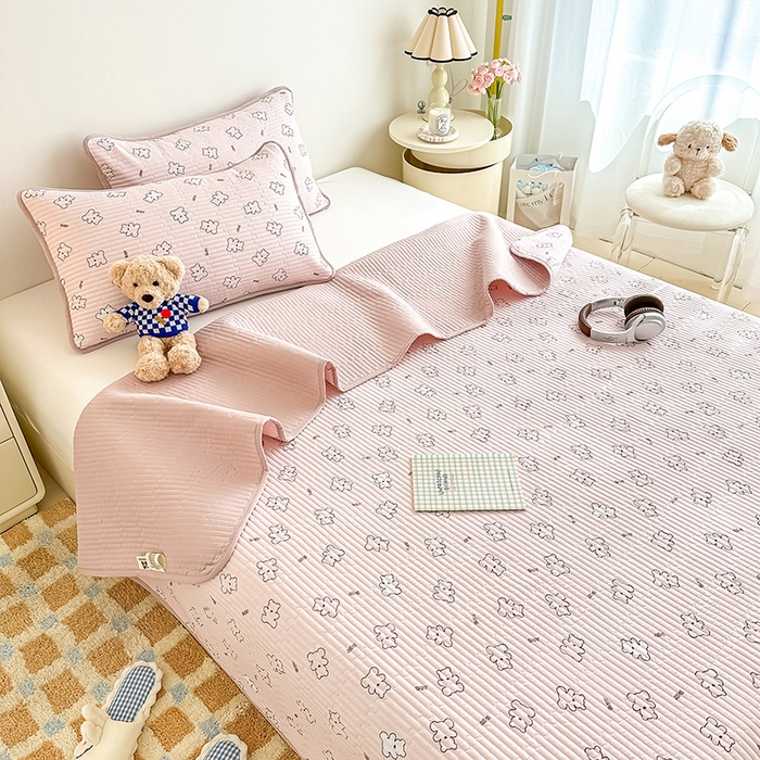 91家纺网 家纺一手货源 找家纺 橘夏家纺2025新款双层纱小云棉多功能床盖-亲密无间 熊宝--暖玉熊宝