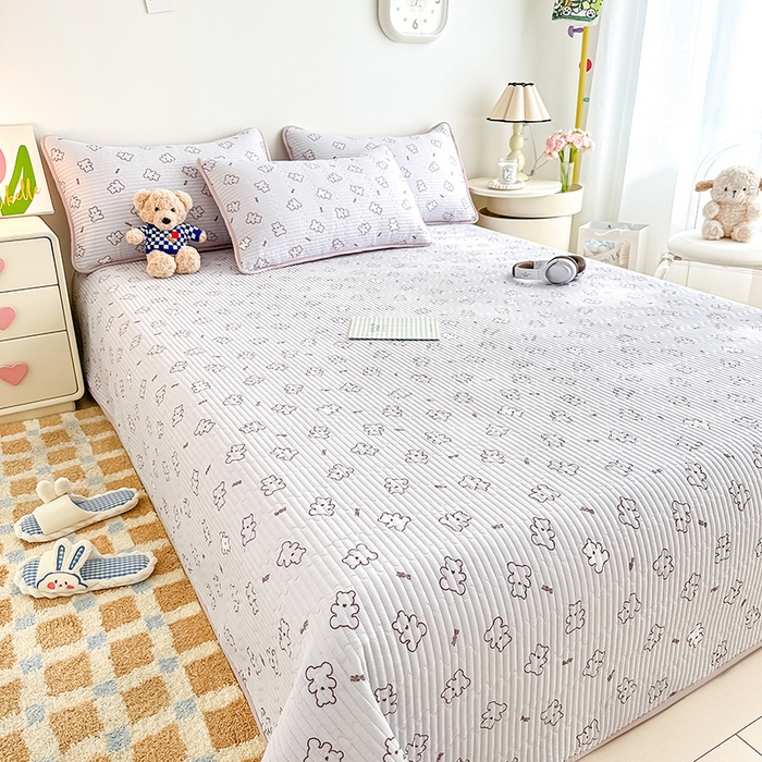 91家纺网 家纺一手货源 找家纺 橘夏家纺2025新款双层纱小云棉多功能床盖-亲密无间 熊宝--浅灰熊宝