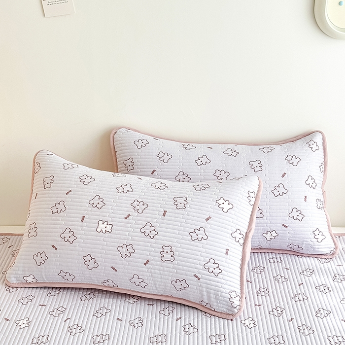 91家纺网 家纺一手货源 找家纺 橘夏家纺2025新款双层纱小云棉多功能床盖-亲密无间 熊宝--浅灰熊宝