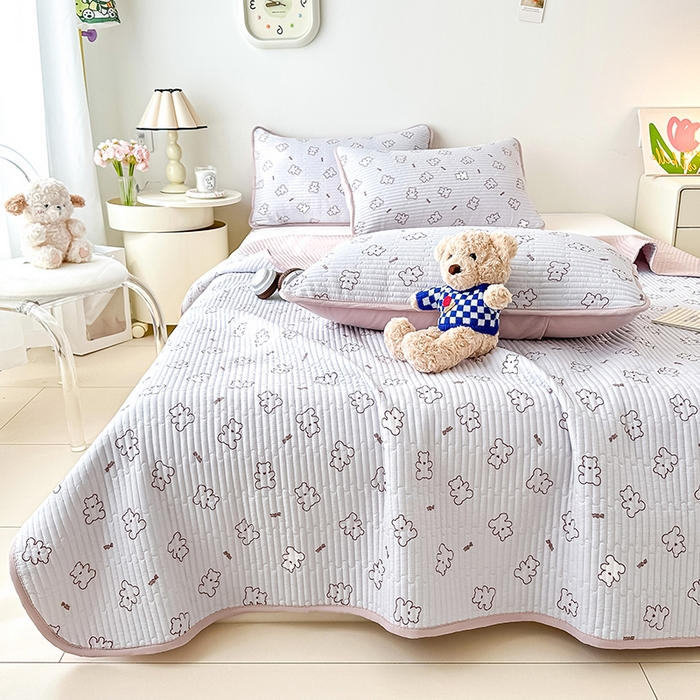 91家纺网 家纺一手货源 找家纺 橘夏家纺2025新款双层纱小云棉多功能床盖-亲密无间 熊宝--浅灰熊宝