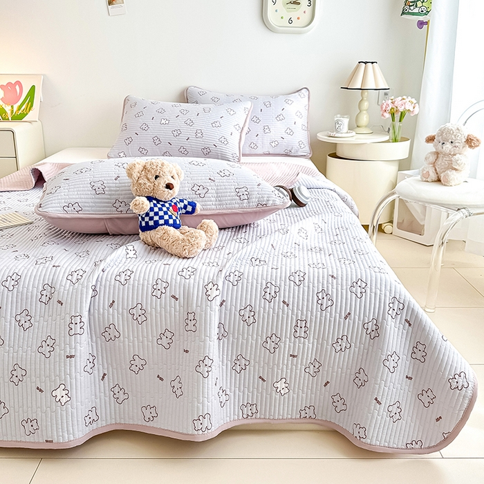 91家纺网 家纺一手货源 找家纺 橘夏家纺2025新款双层纱小云棉多功能床盖-亲密无间 熊宝--浅灰熊宝