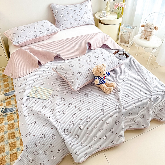 91家纺网 家纺一手货源 找家纺 橘夏家纺2025新款双层纱小云棉多功能床盖-亲密无间 熊宝--浅灰熊宝