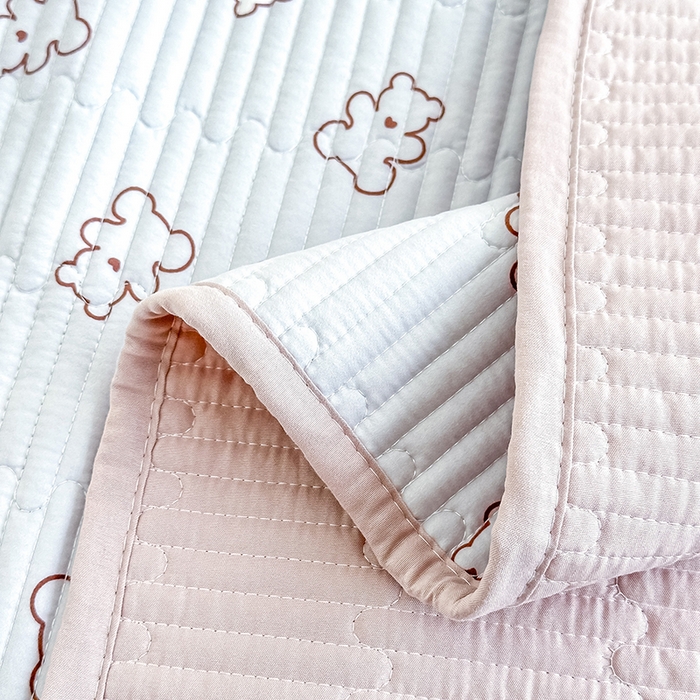 91家纺网 家纺一手货源 找家纺 橘夏家纺2025新款双层纱小云棉多功能床盖-亲密无间 熊宝--浅灰熊宝