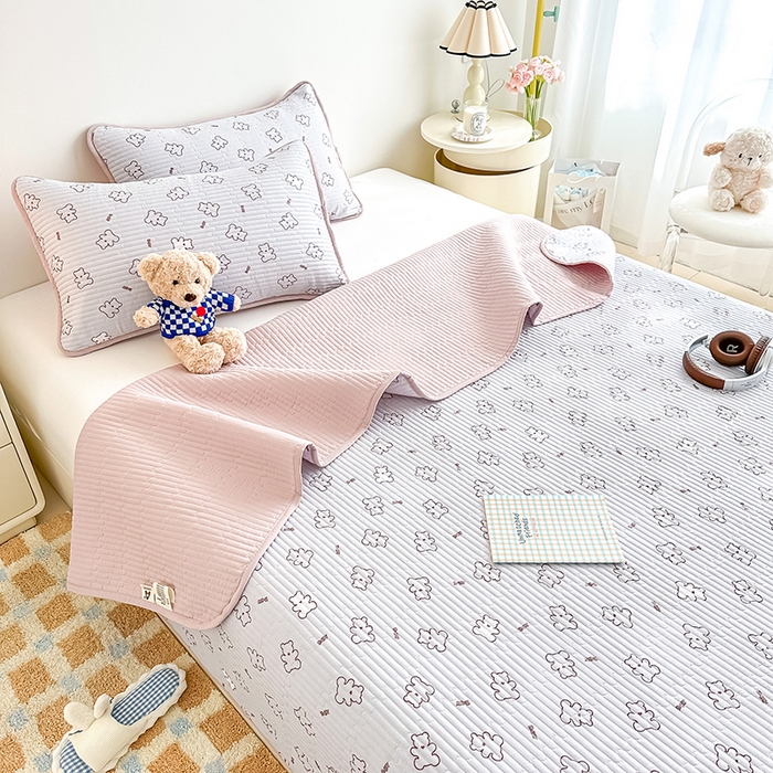 91家纺网 家纺一手货源 找家纺 橘夏家纺2025新款双层纱小云棉多功能床盖-亲密无间 熊宝--浅灰熊宝