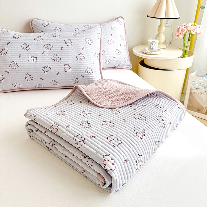 91家纺网 家纺一手货源 找家纺 橘夏家纺2025新款双层纱小云棉多功能床盖-亲密无间 熊宝--浅灰熊宝