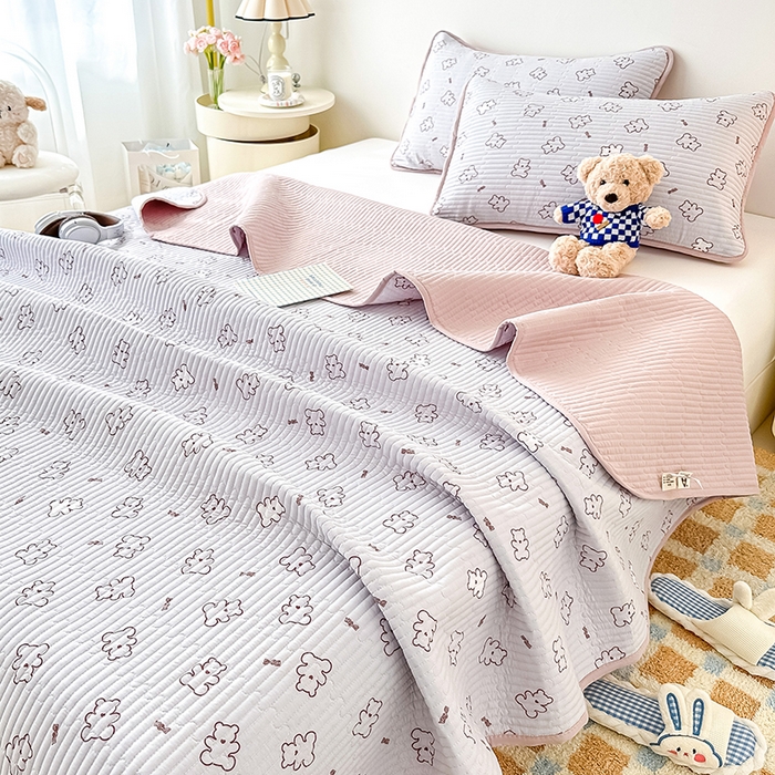 91家纺网 家纺一手货源 找家纺 橘夏家纺2025新款双层纱小云棉多功能床盖-亲密无间 熊宝--浅灰熊宝