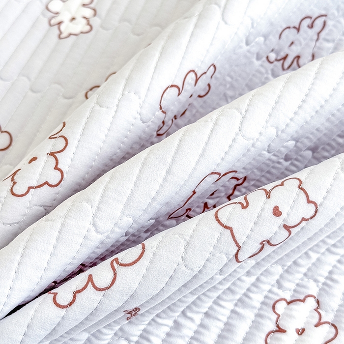 91家纺网 家纺一手货源 找家纺 橘夏家纺2025新款双层纱小云棉多功能床盖-亲密无间 熊宝--浅灰熊宝