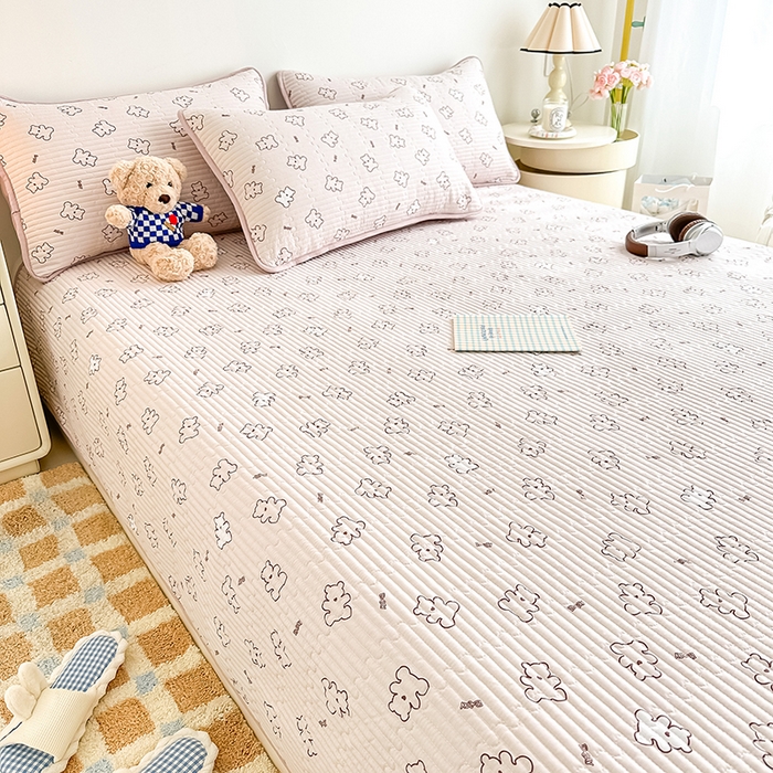 91家纺网 家纺一手货源 找家纺 橘夏家纺2025新款双层纱小云棉多功能床盖-亲密无间 熊宝--浅咖熊宝