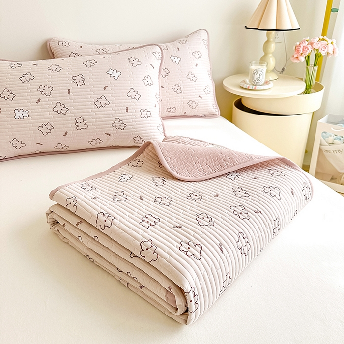 91家纺网 家纺一手货源 找家纺 橘夏家纺2025新款双层纱小云棉多功能床盖-亲密无间 熊宝--浅咖熊宝