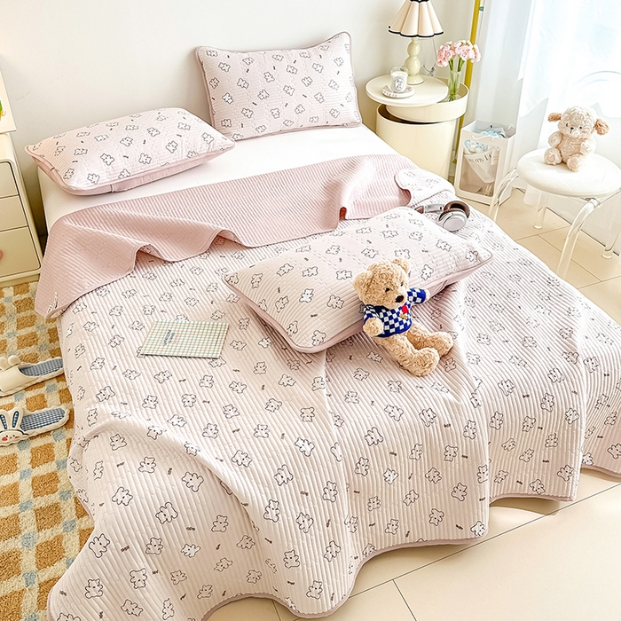 91家纺网 家纺一手货源 找家纺 橘夏家纺2025新款双层纱小云棉多功能床盖-亲密无间 熊宝--浅咖熊宝