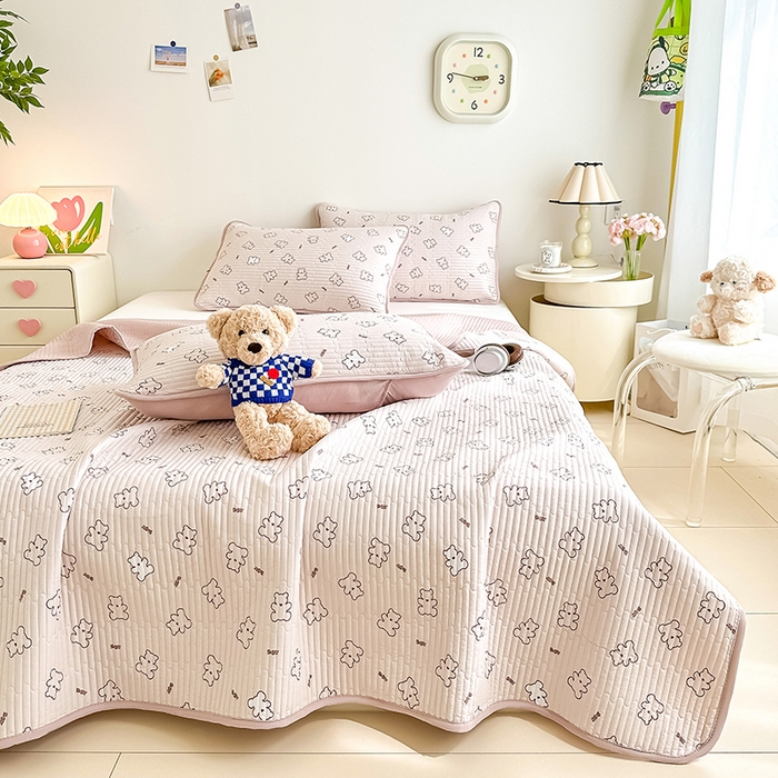 91家纺网 家纺一手货源 找家纺 橘夏家纺2025新款双层纱小云棉多功能床盖-亲密无间 熊宝--浅咖熊宝