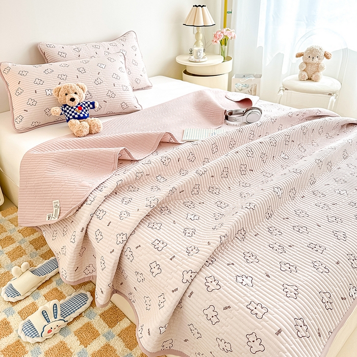 91家纺网 家纺一手货源 找家纺 橘夏家纺2025新款双层纱小云棉多功能床盖-亲密无间 熊宝--浅咖熊宝