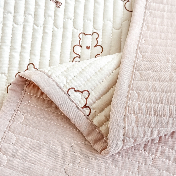 91家纺网 家纺一手货源 找家纺 橘夏家纺2025新款双层纱小云棉多功能床盖-亲密无间 熊宝--浅咖熊宝