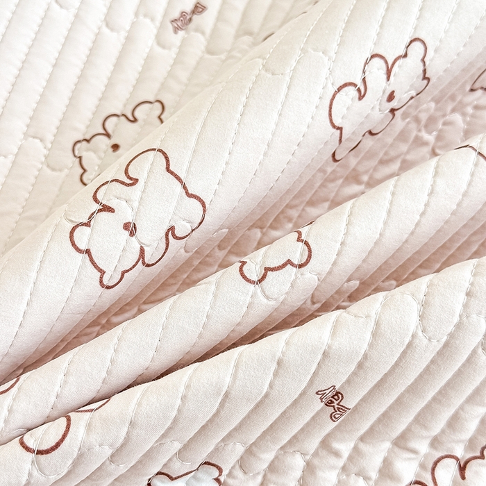 91家纺网 家纺一手货源 找家纺 橘夏家纺2025新款双层纱小云棉多功能床盖-亲密无间 熊宝--浅咖熊宝