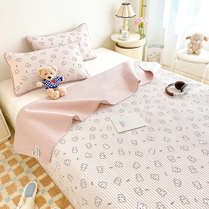 91家纺网 家纺一手货源 找家纺 橘夏家纺2025新款双层纱小云棉多功能床盖-亲密无间 熊宝--浅咖熊宝